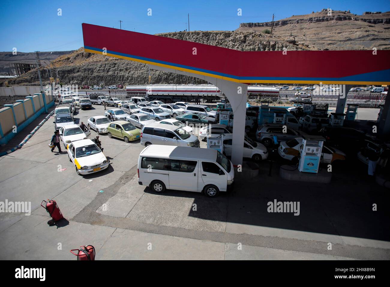 Sanaa, Yemen. 10th Mar 2022. Le auto si allineano in un distributore di benzina a Sanaa, in presenza di gravi carenze di carburante nello Yemen. Il paese lacerato dalla guerra dello Yemen sta affrontando una grave carenza di carburante a causa della combinazione del blocco del paese da parte della coalizione a guida Saudita e dell'invasione russa dell'Ucraina. Credit: Hani al-ANSI/dpa/Alamy Live News Foto Stock