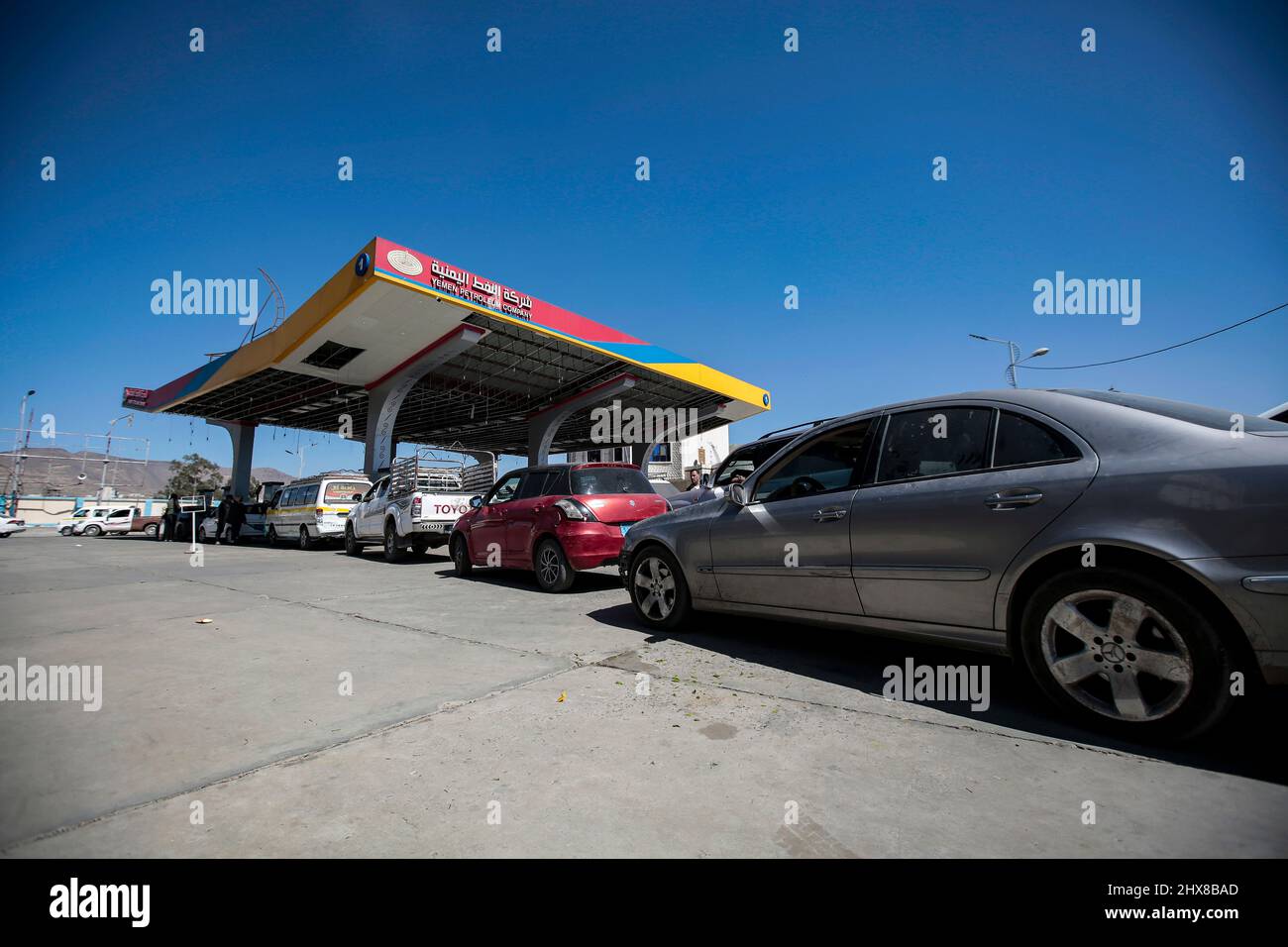 Sanaa, Yemen. 10th Mar 2022. Le auto si allineano in un distributore di benzina a Sanaa, in presenza di gravi carenze di carburante nello Yemen. Il paese lacerato dalla guerra dello Yemen sta affrontando una grave carenza di carburante a causa della combinazione del blocco del paese da parte della coalizione a guida Saudita e dell'invasione russa dell'Ucraina. Credit: Hani al-ANSI/dpa/Alamy Live News Foto Stock