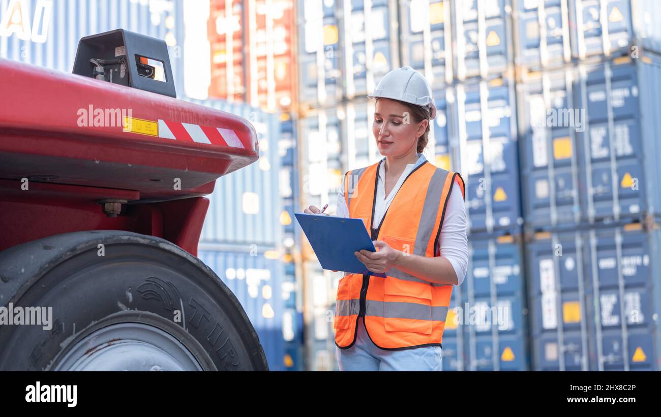 Responsabile sicurezza controllo ruota di carico container carrello elevatore, Foreman pre-controllo pneumatici veicolo Concept settore sicurezza e assistenza Foto Stock