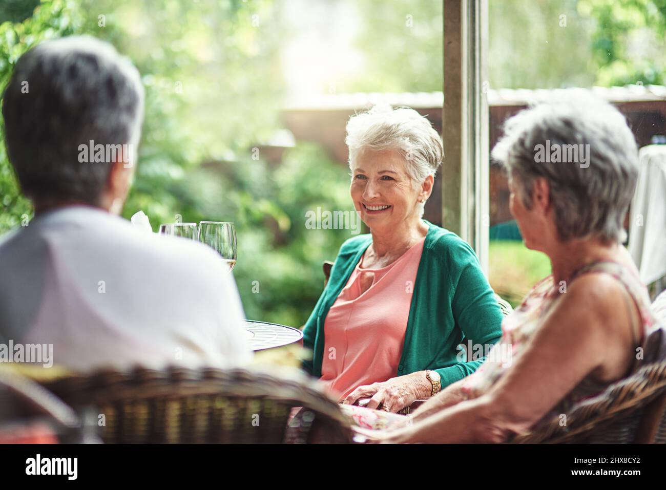 Buoni vecchi amici che si riuniscono per bere. Scatto ritagliato di un gruppo di amici anziani che si godono una data pranzo. Foto Stock