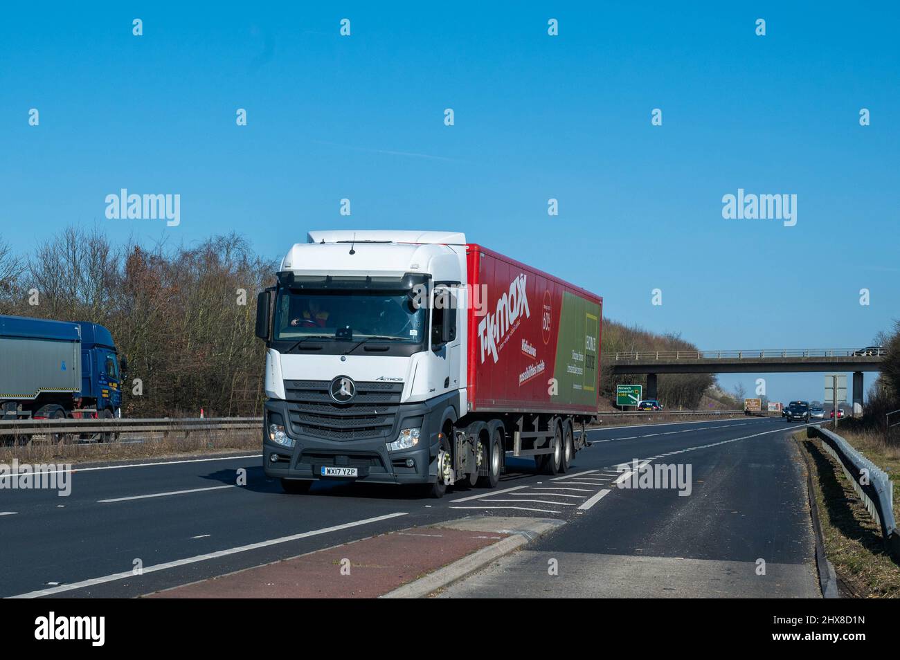 TK Maxx Mercedes Actros camion che viaggia lungo il A47 Southern bypass Norwich Norfolk Foto Stock