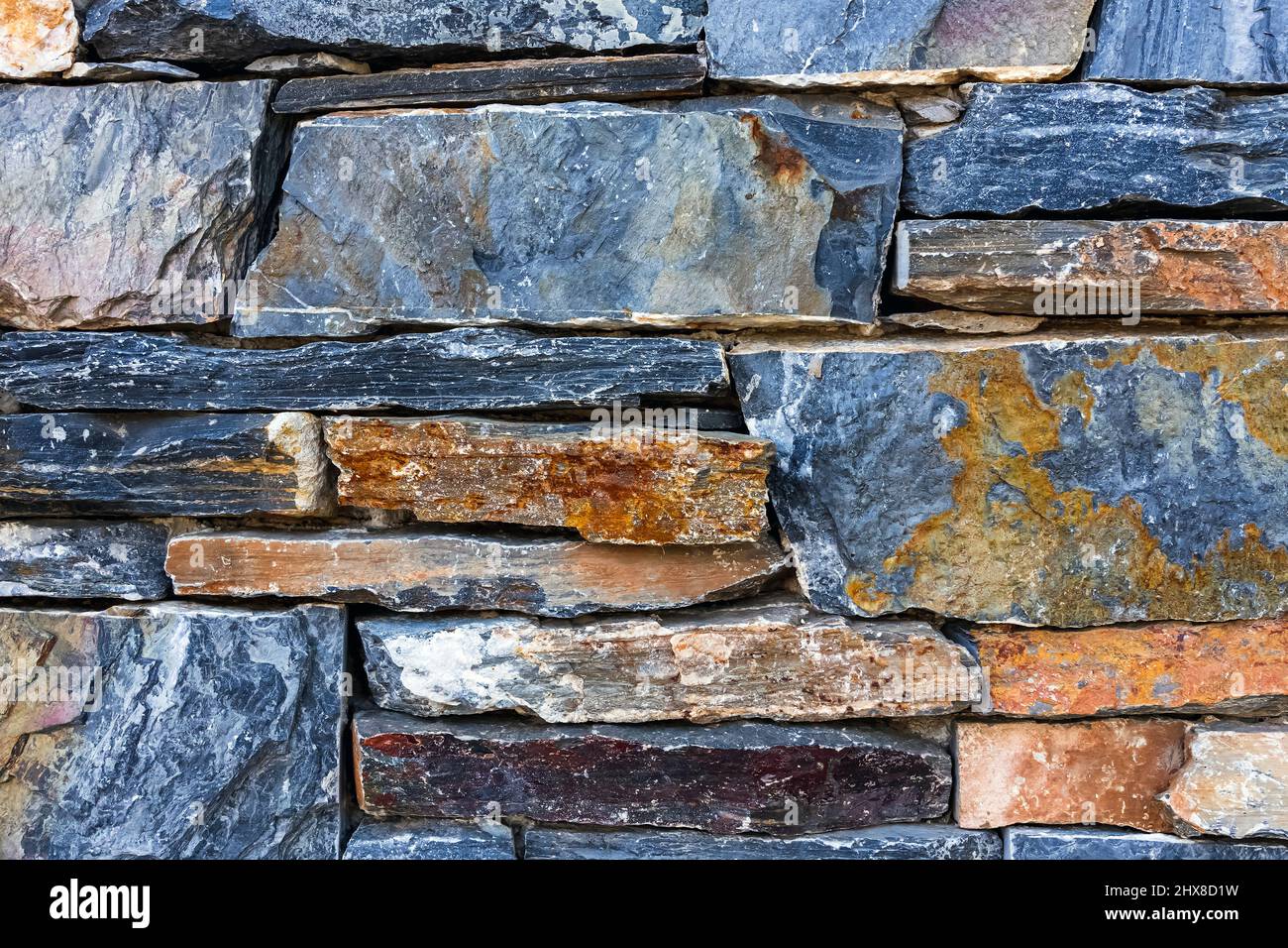 Pareti in pietra multicolore, sfondo in pietra. Antico muro di pietra. Grunge muro di pietra sfondo. Sfondo del vecchio muro di pietra d'epoca. Decorazione a parete Foto Stock
