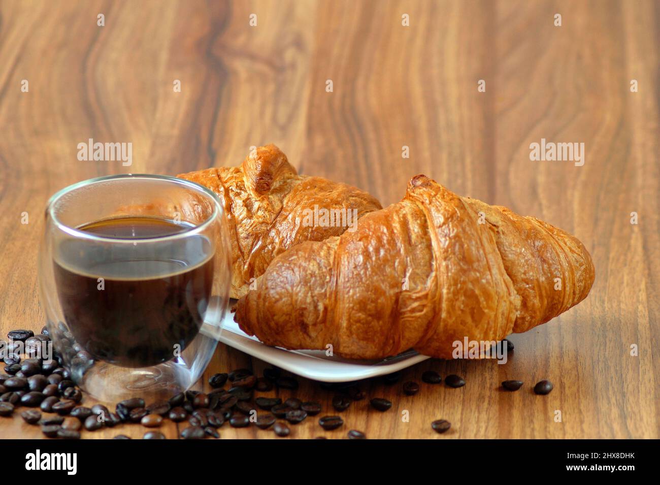 Colazione a base di caffè espresso appena fatto con croissant francesi croccanti Foto Stock