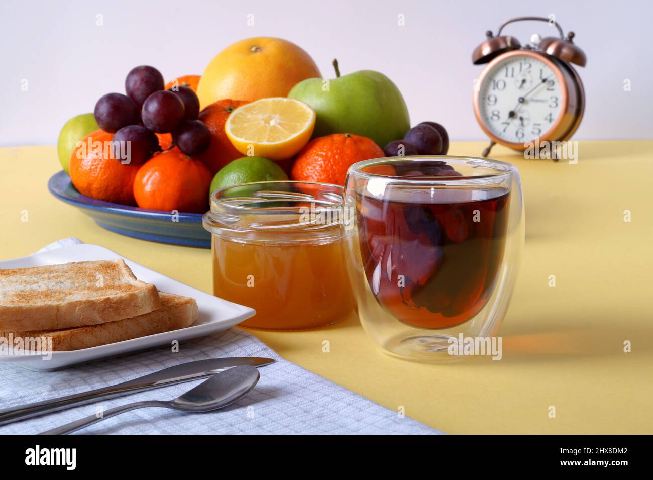 Alle 7 per colazione, tè, toast con miele e frutta. Foto Stock