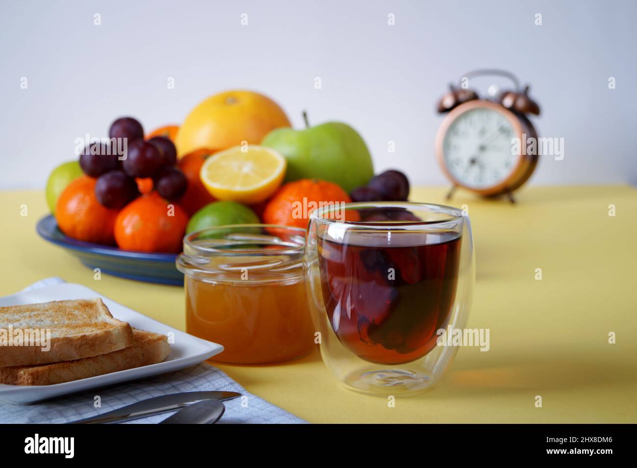 Il tè con toast tostato, miele e frutta è un ottimo inizio di giornata Foto Stock