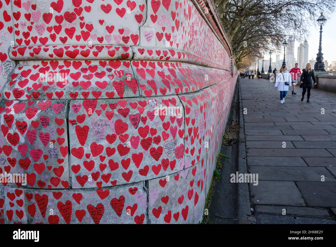 Il Memoriale di Covid accanto al Tamigi dipinse cuori in omaggio alle vittime del virus COVID, Londra, Inghilterra, Gran Bretagna Foto Stock