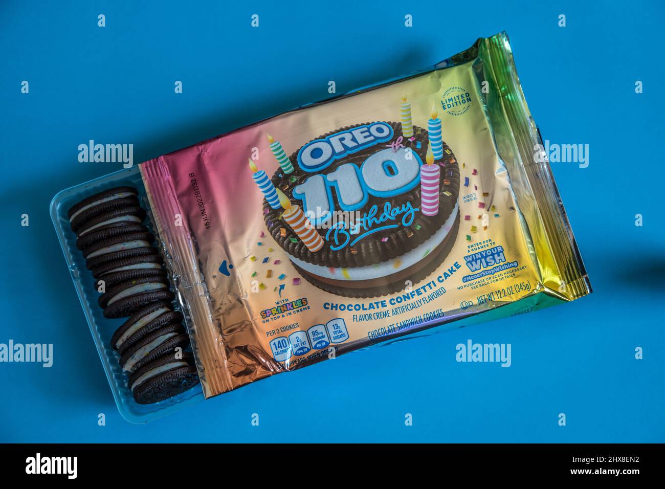 Un'edizione limitata di Oreo biscotti 110th compleanno celebrazione con il pacchetto colorato aperto per esporre i biscotti con scintille nella crema piena Foto Stock
