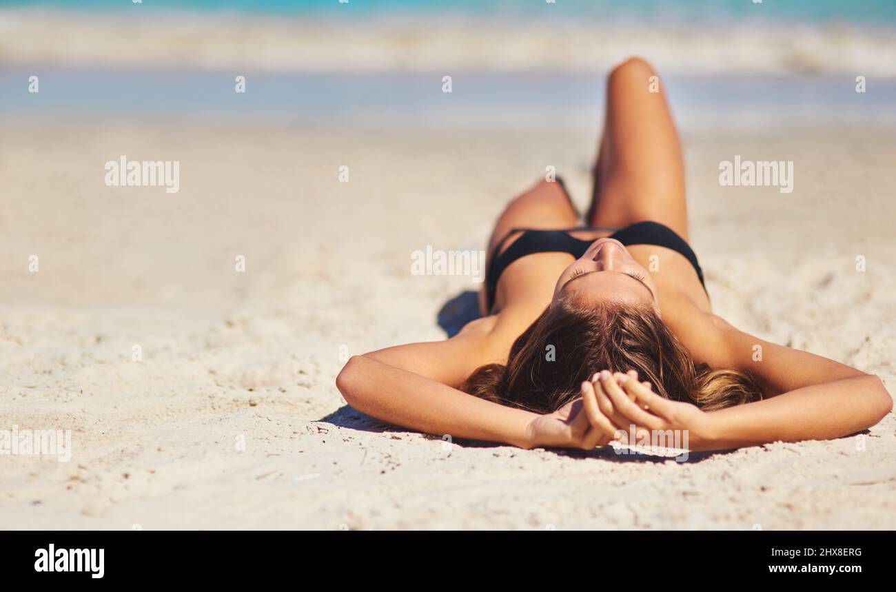 Donna sdraiata sulla spiaggia immagini e fotografie stock ad alta  risoluzione - Alamy