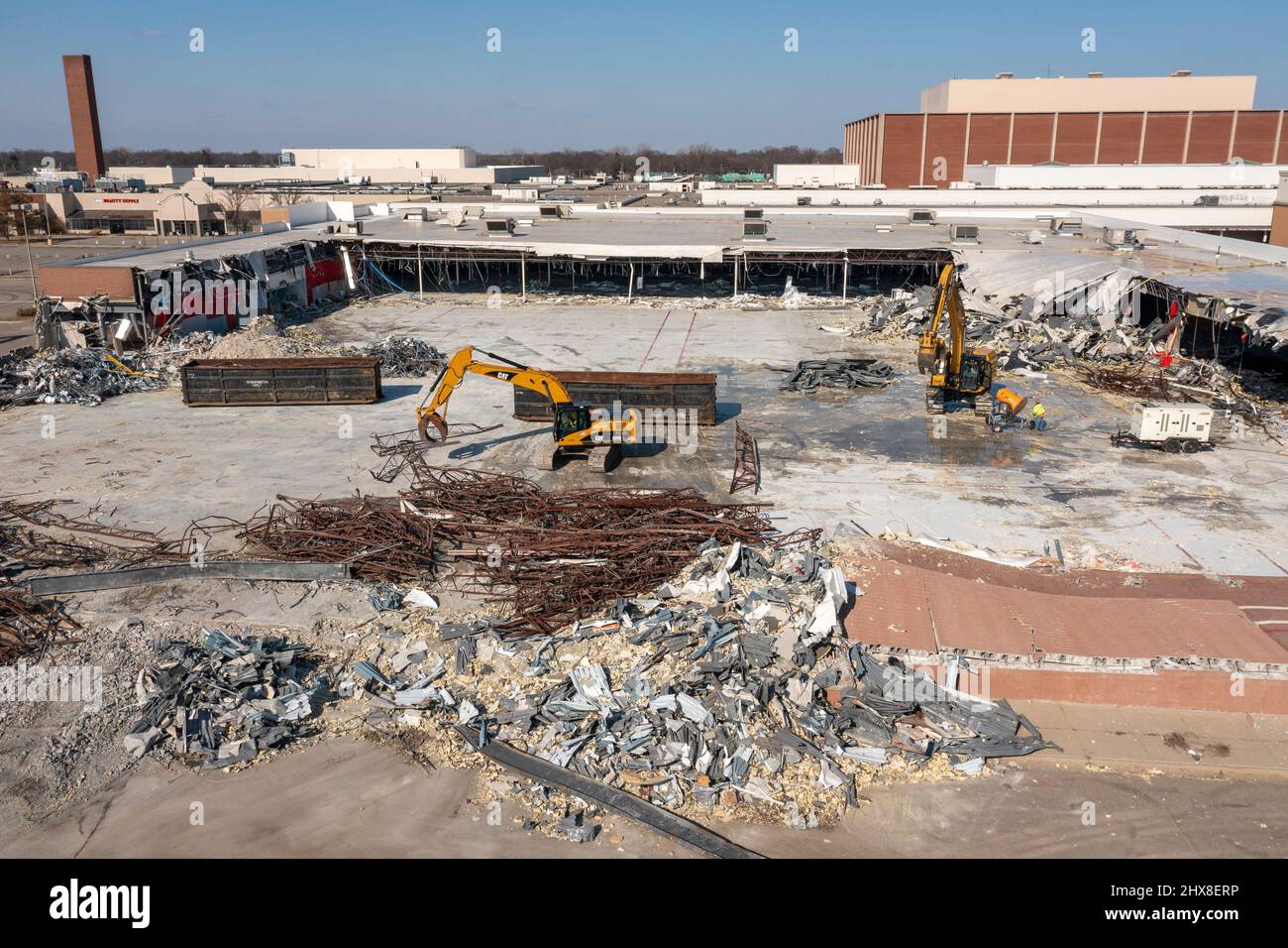 Harper Woods, Michigan - demolizione dell'Eastland Center, uno dei centri commerciali recintati più antichi della zona di Detroit. L'archivio di destinazione (in primo piano) è Foto Stock