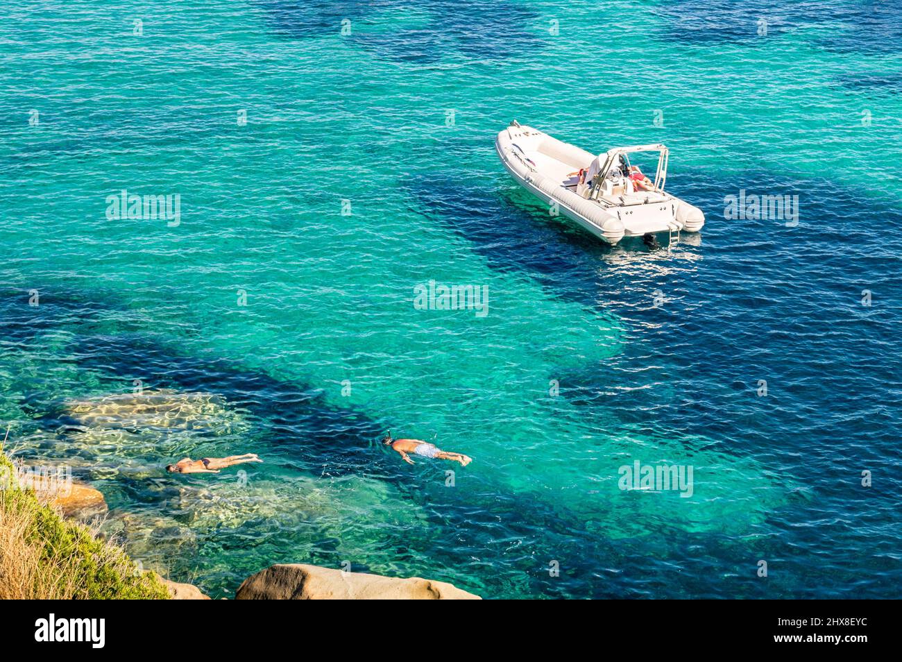 Moderna dinghia di lusso sul mare turchese con acqua blu limpida in isola tropicale - persone snorkeling in esclusiva esotica destinazione di viaggio - Vacanza c Foto Stock