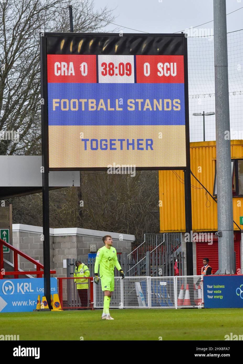 Rory Watson di Scunthorpe sotto un calcio si leva insieme messaggio durante la partita di Sky Bet League due tra Crawley Town e Scunthorpe Uniti al People's Pension Stadium , Crawley , Regno Unito - 5th marzo 2022 - solo per uso editoriale. Nessun merchandising. Per le immagini Football si applicano restrizioni fa e Premier League inc. Nessun utilizzo di Internet/cellulare senza licenza FAPL - per i dettagli contattare Football Dataco Foto Stock