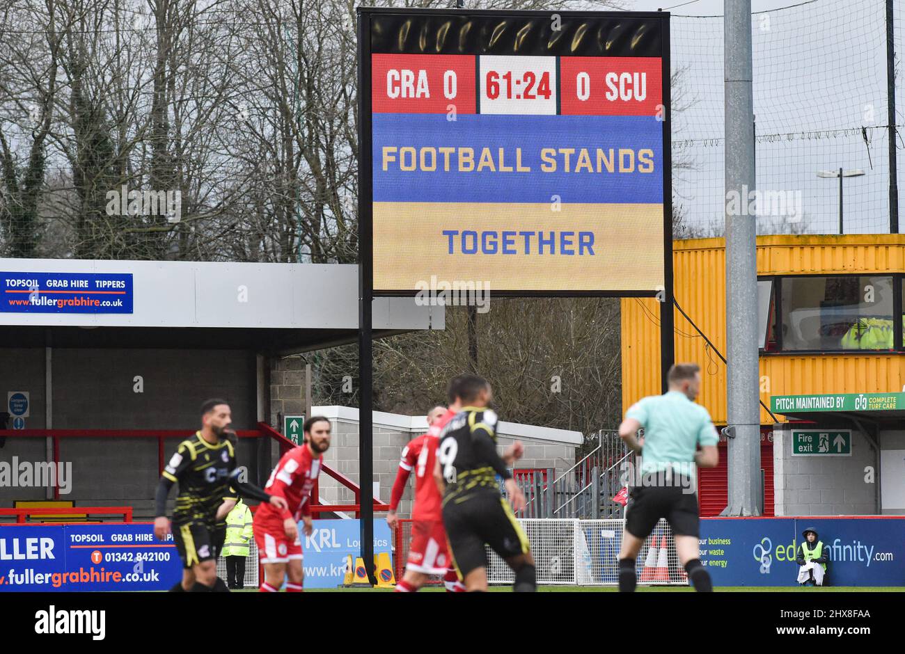 Il calcio si alza insieme messaggio durante la Sky Bet League due partite tra Crawley Town e Scunthorpe Uniti al People's Pension Stadium , Crawley , Regno Unito - 5th marzo 2022 - solo per uso editoriale. Nessun merchandising. Per le immagini Football si applicano restrizioni fa e Premier League inc. Nessun utilizzo di Internet/cellulare senza licenza FAPL - per i dettagli contattare Football Dataco Foto Stock