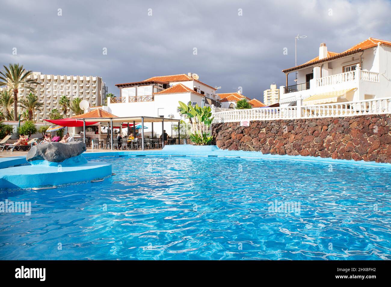 Piscina, parte dell'hotel a 3 stelle e complesso residenziale situato in una delle località turistiche più popolari dell'isola, Paraiso Royal Costa Adeje Foto Stock