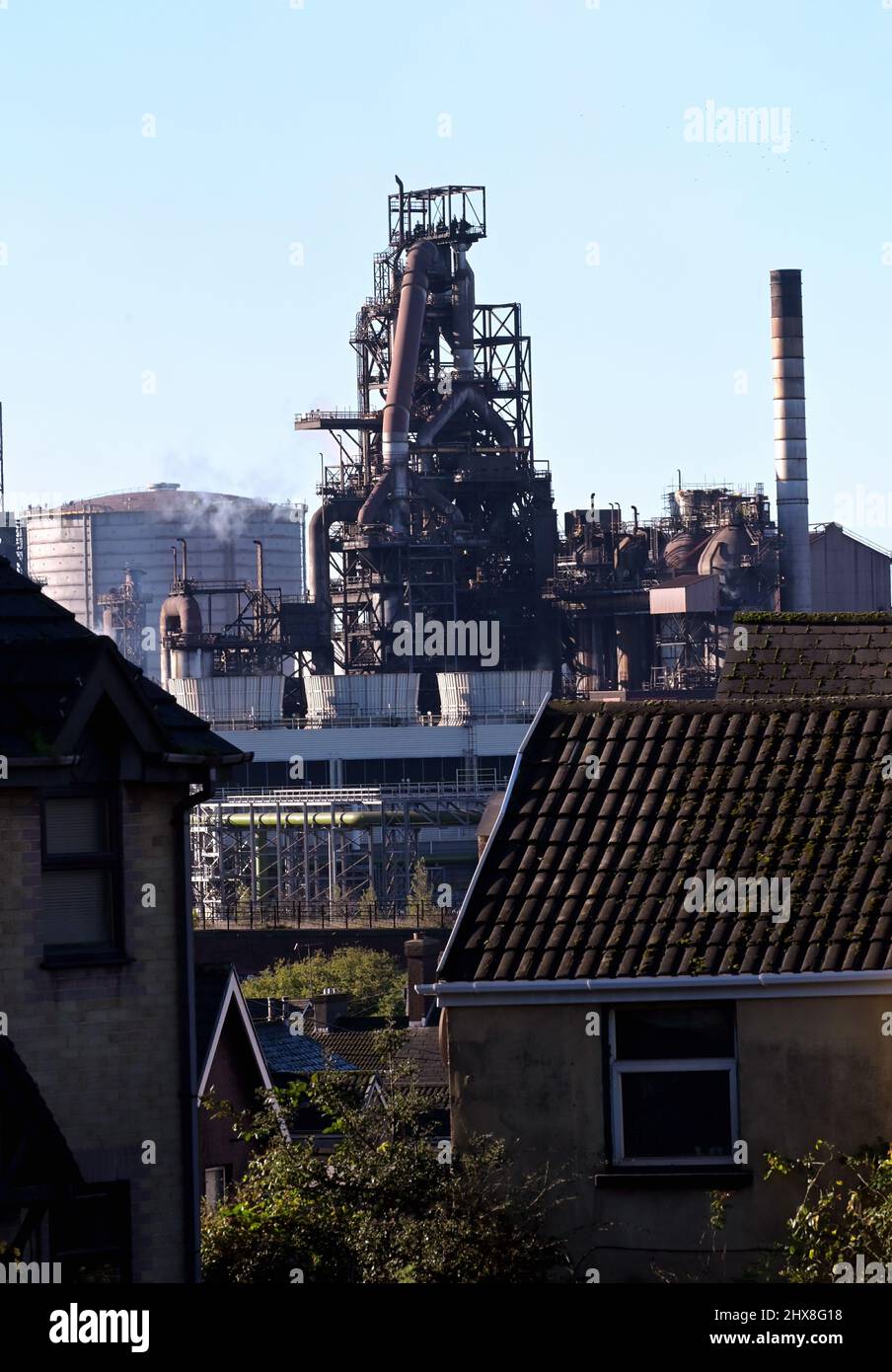 Si presenta su Port Talbot e Aberafan, chiedendo come la città è sopravvissuta alla pandemia. Il Tata Giant Steel Port Talbot Plant Foto di Richard Willia Foto Stock