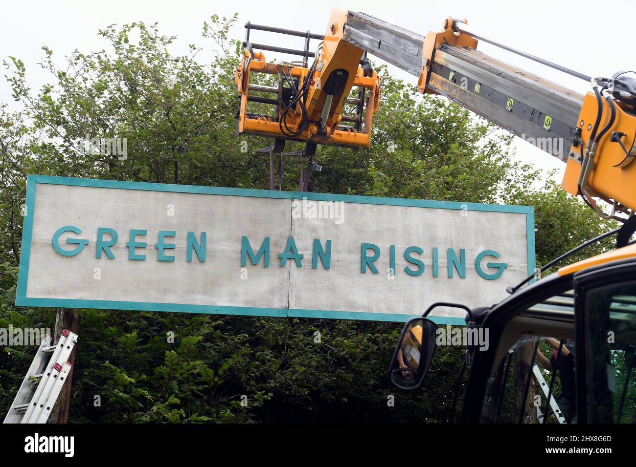 Lavoratori in loco presso la Glanusk Estate di Crickhowell, preparando il sito in preparazione per il Green Man Festival 2021. Foto Stock