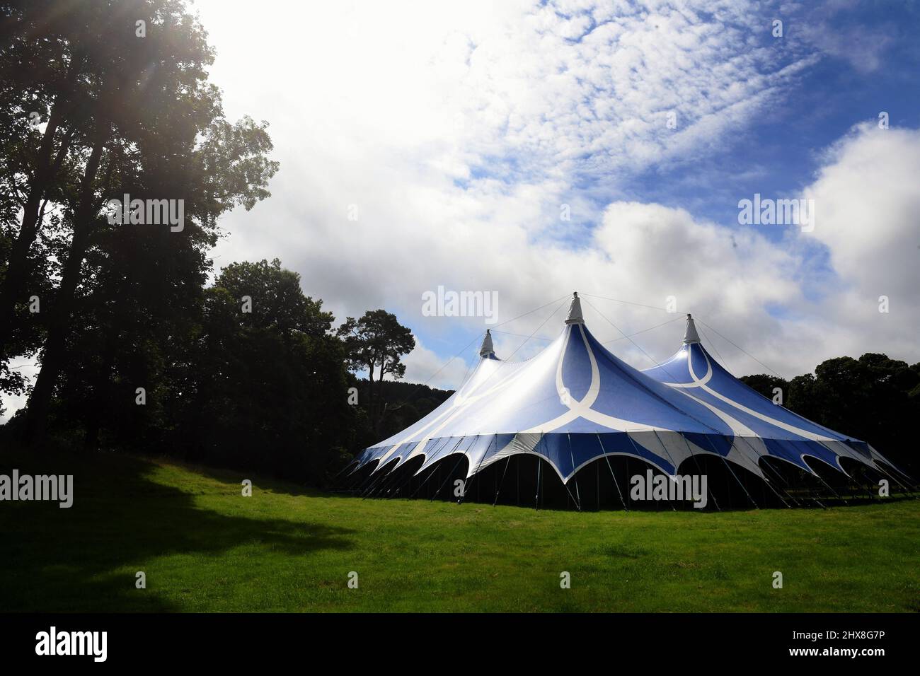 Lavoratori in loco presso la Glanusk Estate di Crickhowell, preparando il sito in preparazione per il Green Man Festival 2021. La tenda del cinema. Foto di Foto Stock