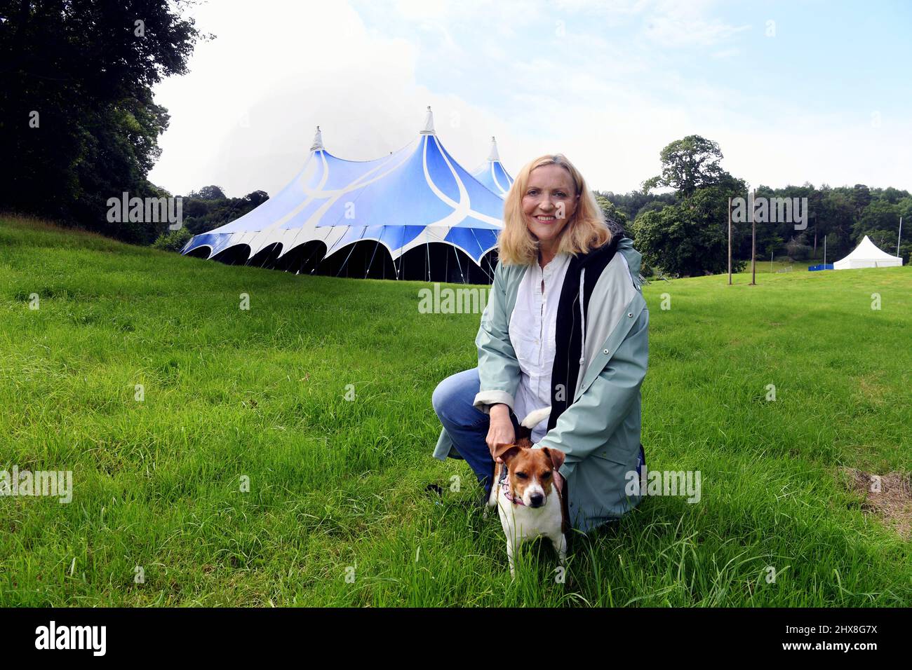 Lavoratori in loco presso la Glanusk Estate di Crickhowell, preparando il sito in preparazione per il Green Man Festival 2021. Fiona Stewart (direttore dell'evento) Foto Stock