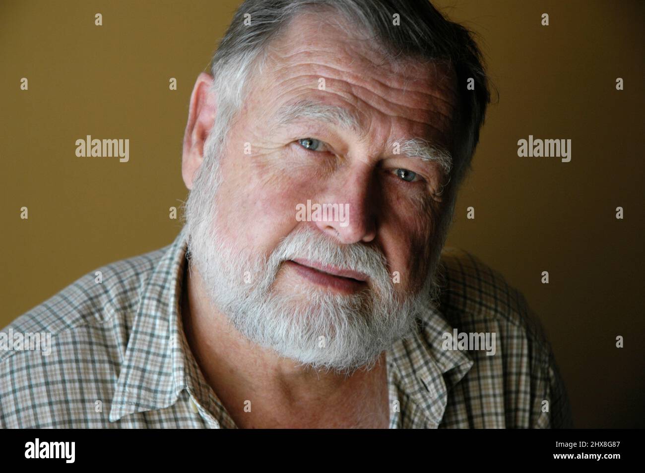 uomo bianco di 60 anni con barba e capelli corti ritratto completo con copia e spazio di testo Foto Stock