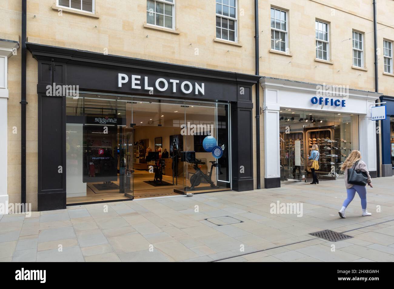 Peloton cyclette marca e negozio di scarpe di moda Office a St Lawrence Street, Southgate Shopping Center, City of Bath, Somerset, Inghilterra, REGNO UNITO Foto Stock