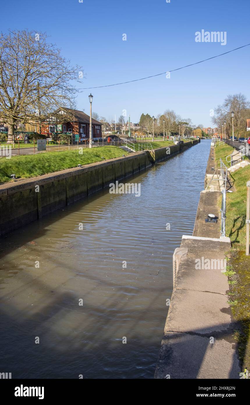 teddington si blocca sul fiume tamigi londra Foto Stock