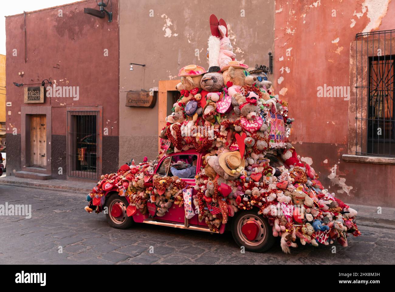 Messico, Guanajuato Stato, San Miguel de Allende, VW bug decorato con giocattoli per bambini Foto Stock