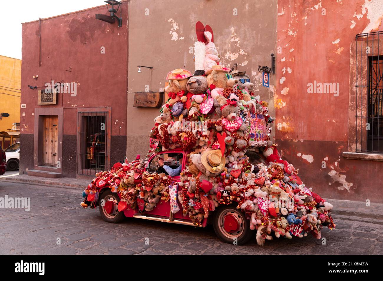 Messico, Guanajuato Stato, San Miguel de Allende, VW bug decorato con giocattoli per bambini Foto Stock