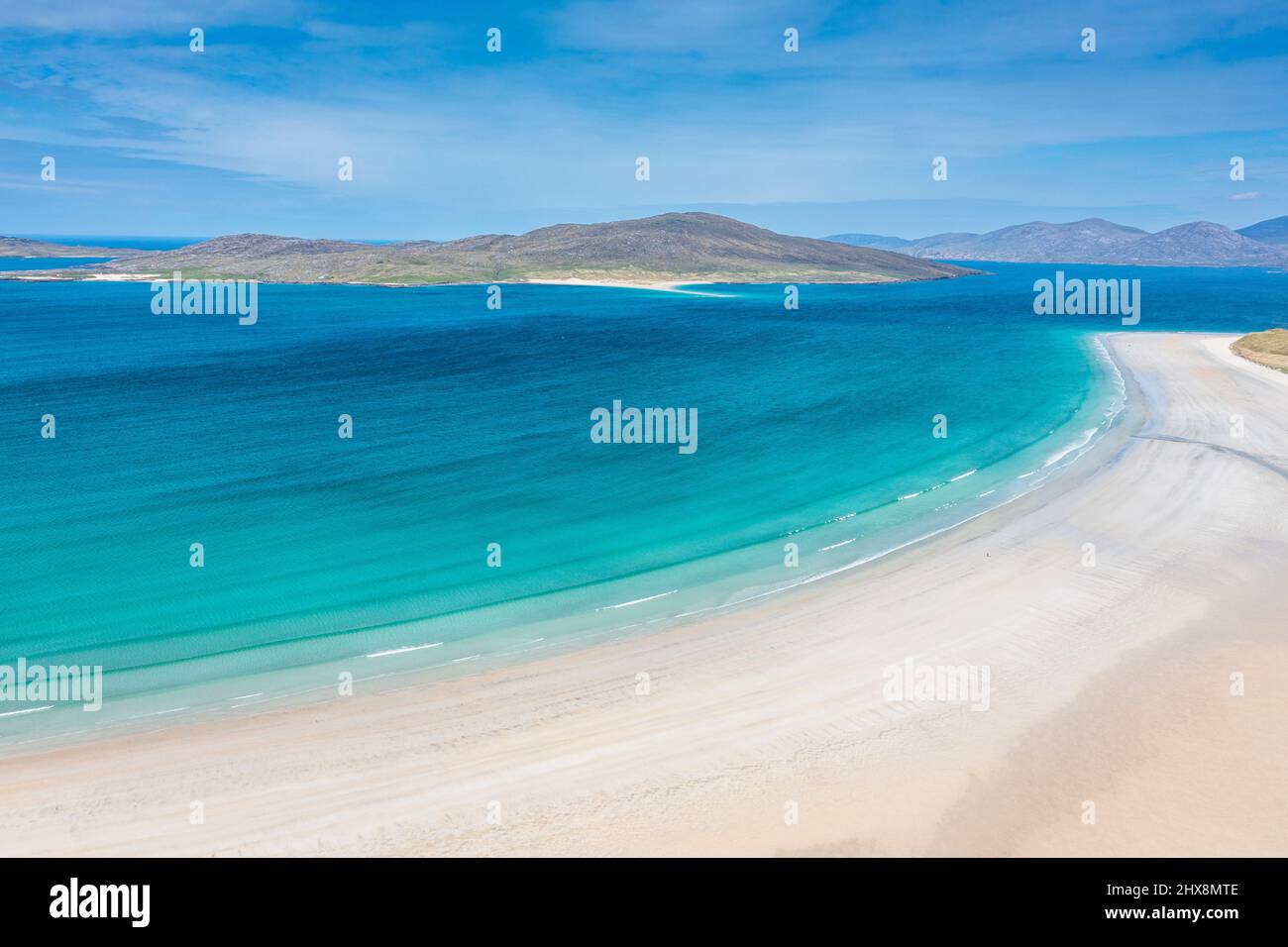 Non è un'anima in vista, perché le acque acquamarine si agguerono contro questa perfetta spiaggia bianca. Foto Stock