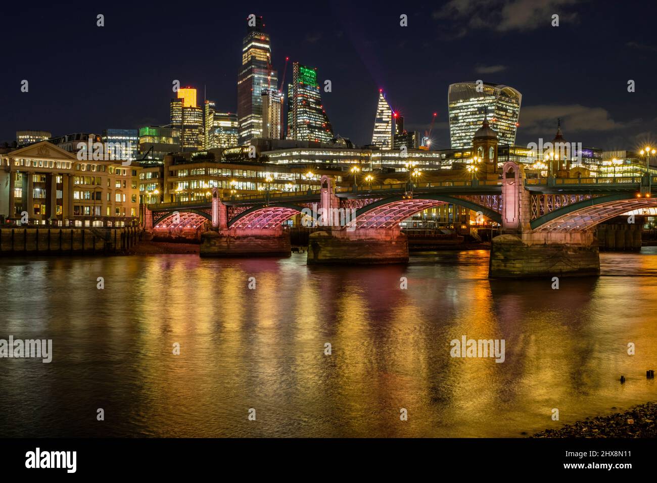 Il bellissimo ponte Southwark di Londra, in colori citylights. Foto Stock