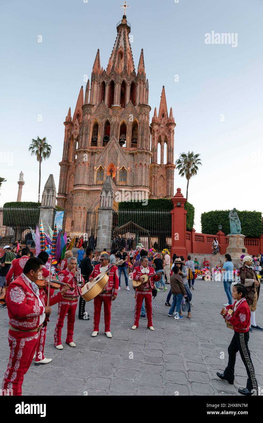 Messico, Stato di Guanajuato, San Miguel de Allende, Parroquia de San Miguel Arcángel, esibizione della banda mariachi Foto Stock