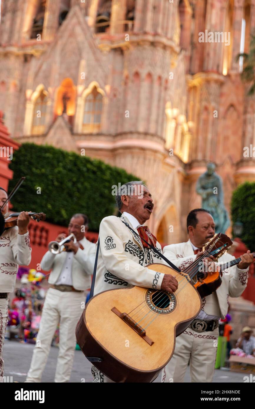 Messico, Stato di Guanajuato, San Miguel de Allende, Parroquia de San Miguel Arcángel, esibizione della banda mariachi Foto Stock