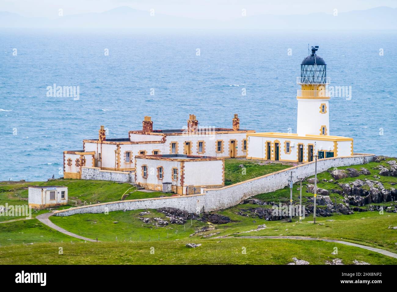 Faro senza equipaggio, costruito nel 1909 su una scogliera rocciosa nell'isola di Skye in Scozia. Foto Stock