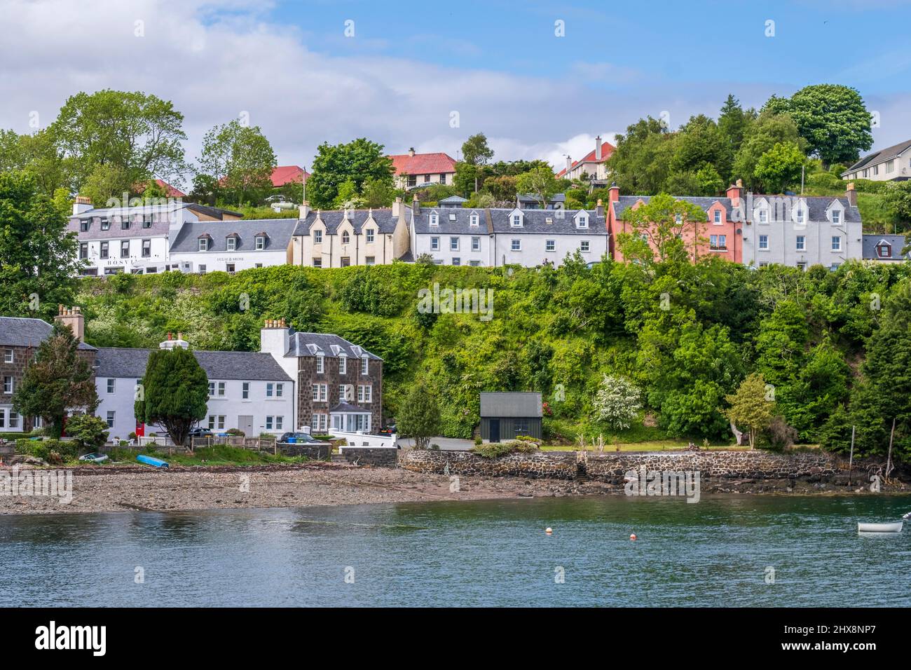 Il bellissimo porto di Portree nell'isola di Skye durante l'estate. Foto Stock