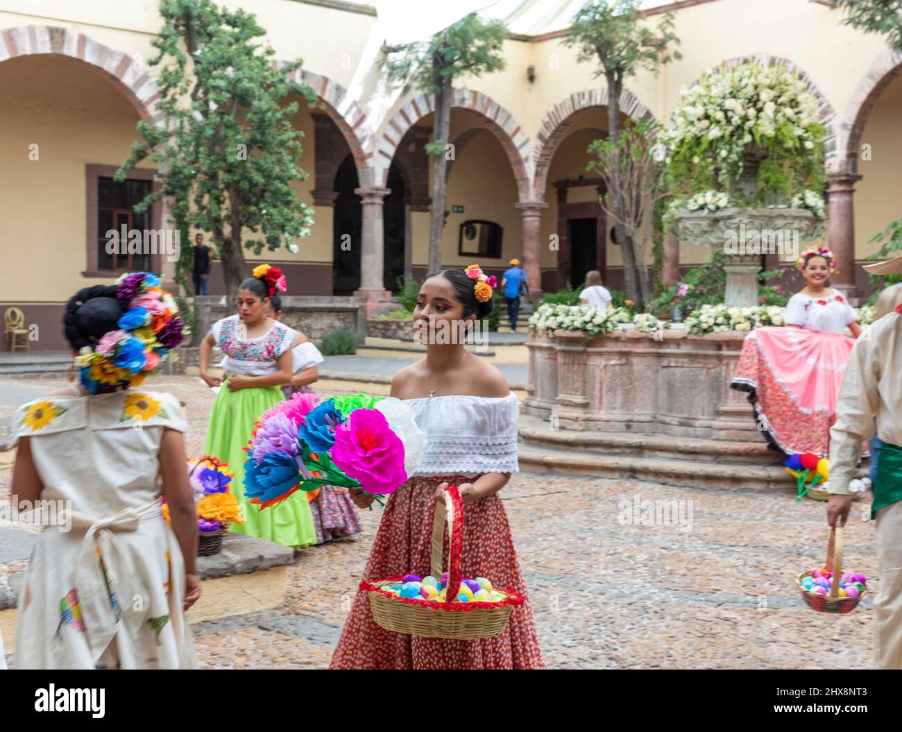 Messico, Stato di Guanajuato, San Miguel de Allende, 'file de Gigantes', Mojigangas, donna vestita in costume per una sfilata Foto Stock