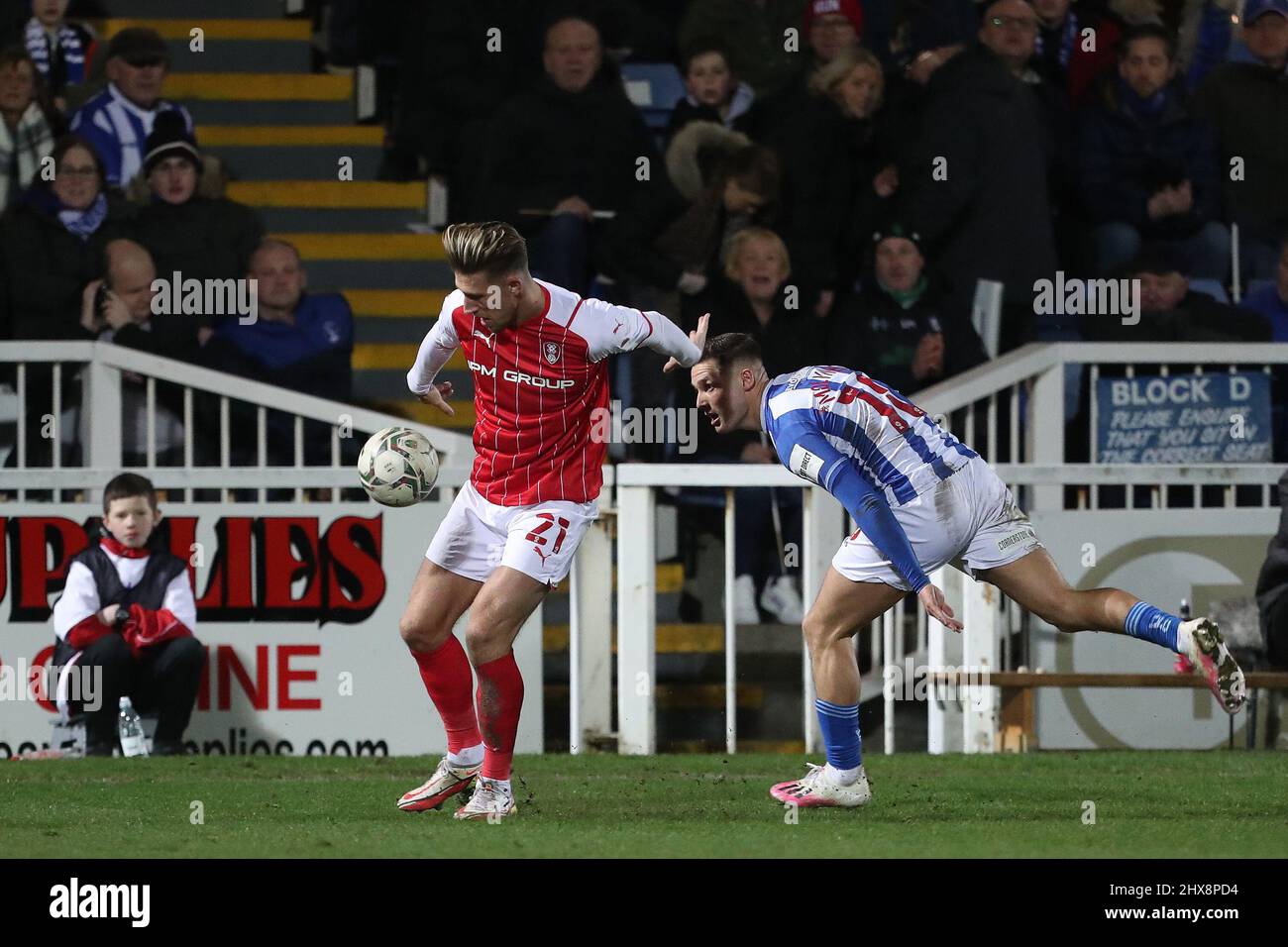 HARTLEPOOL, REGNO UNITO. MAR 9th Rotherham's Angus MacDonald in azione con Luke Molyneux di Hartlepool United durante la partita del Trofeo EFL tra Hartlepool United e Rotherham United a Victoria Park, Hartlepool mercoledì 9th marzo 2022. (Credit: Mark Fletcher | MI News) Credit: MI News & Sport /Alamy Live News Foto Stock