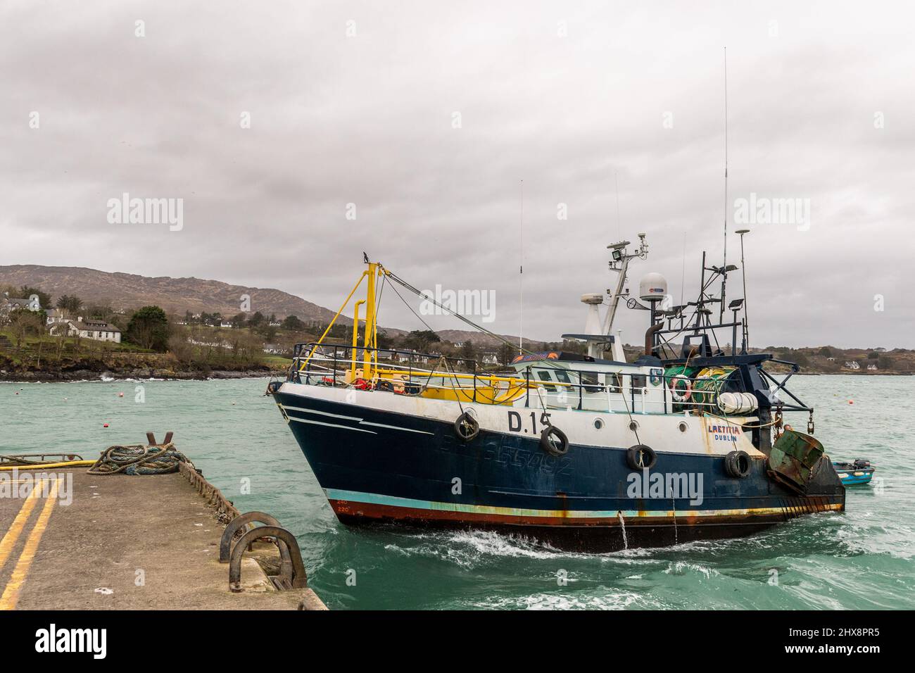 Schull, West Cork, Irlanda. 10th Mar 2022. Il pescatore a strascico basato su Schull 'Laetitia' si avvicina a Schull Quay, con il Monte Gabriel sullo sfondo, per riempirsi di diesel e far controllare la sua elettronica durante un grande rigonfiamento, a causa dei venti elevati di oggi. Credit: AG News/Alamy Live News Foto Stock