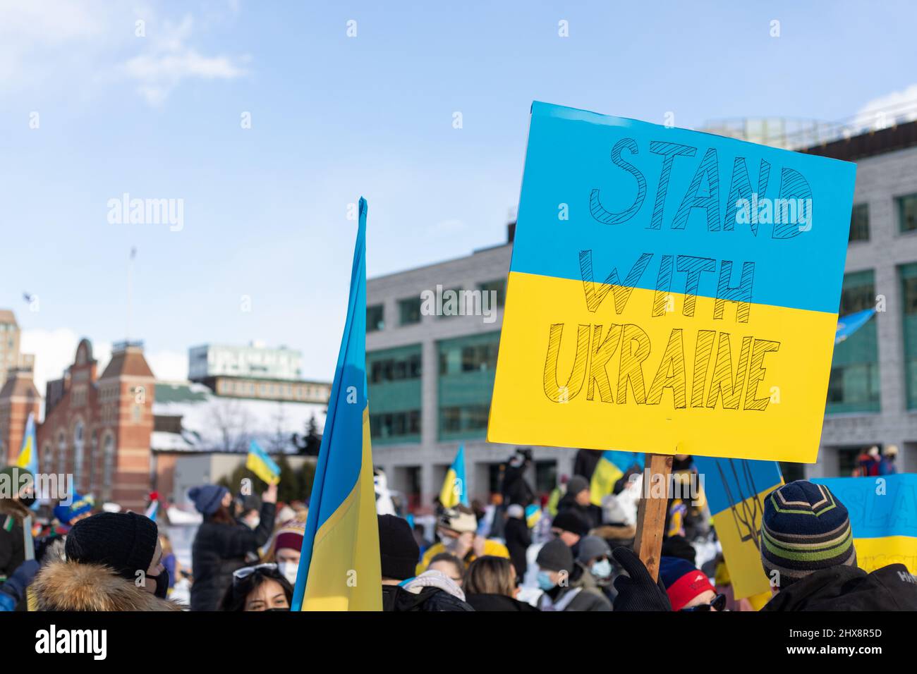 Ottawa, Canada - 27 febbraio 2022: Rally con bandiere ucraine a sostegno dell'Ucraina contro la guerra. Protesta e marcia contro l'invasione russa. Stand wi Foto Stock