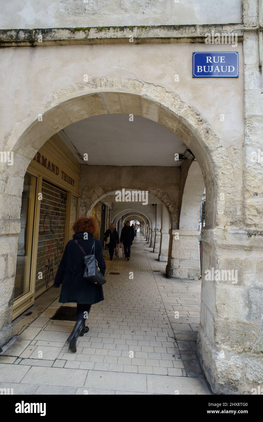 La Rochelle, Charente-Maritime, Francia, 15th Feb 2015. Vecchia architettura in pietra arco in centro città strada di la Rochelle, Francia con persone a piedi Foto Stock