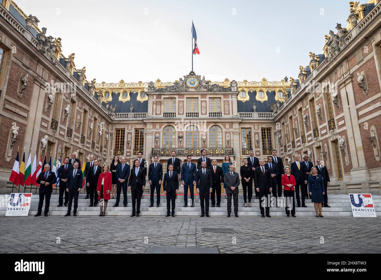 Versailles, Francia . 10th Mar 2022. Il presidente francese Emmanuel Macron e i leader dell'UE propongono la tradizionale foto di gruppo "foto di famiglia" all'inizio di una riunione informale dei capi di Stato e di governo dell'Unione europea, per discutere le conseguenze dell'invasione russa in Ucraina, a Versailles, nei pressi di Parigi, Francia, Il 10 marzo, 2022. Photo by Eliot Blondt/ABACAPRESS.COM Credit: Abaca Press/Alamy Live News Foto Stock