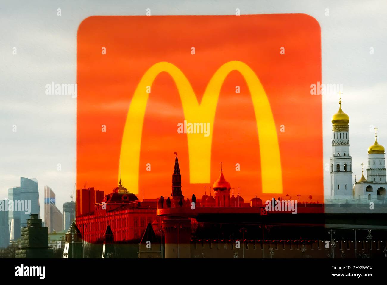 10.03.2022. Mosca, Russia. La catena globale di fast food McDonald's ha annunciato che sta chiudendo temporaneamente tutte le 850 sedi all'interno della Russia, con l'aumento del numero di aziende occidentali che abbandonano la Russia dopo la sua invasione inprovocata della vicina Ucraina Foto Stock