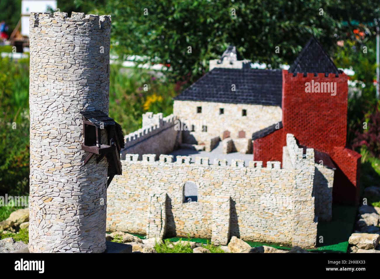 Primo piano su un castello medievale in pietra in miniatura Foto Stock