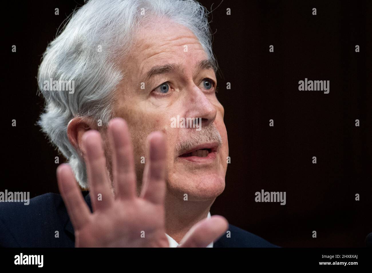 Washington DC, USA . 10th Mar 2022. William Burns, Direttore dell'Agenzia Centrale di intelligenza risponde alle domande dei senatori durante un'audizione del Comitato di selezione del Senato sull'intelligenza per esaminare le minacce di tutto il mondo, nell'edificio dell'ufficio del Senato di Hart a Washington, DC, Giovedi, 10 marzo 2022. Credit: Rod Lammey/CNP /MediaPunch Credit: MediaPunch Inc/Alamy Live News Foto Stock