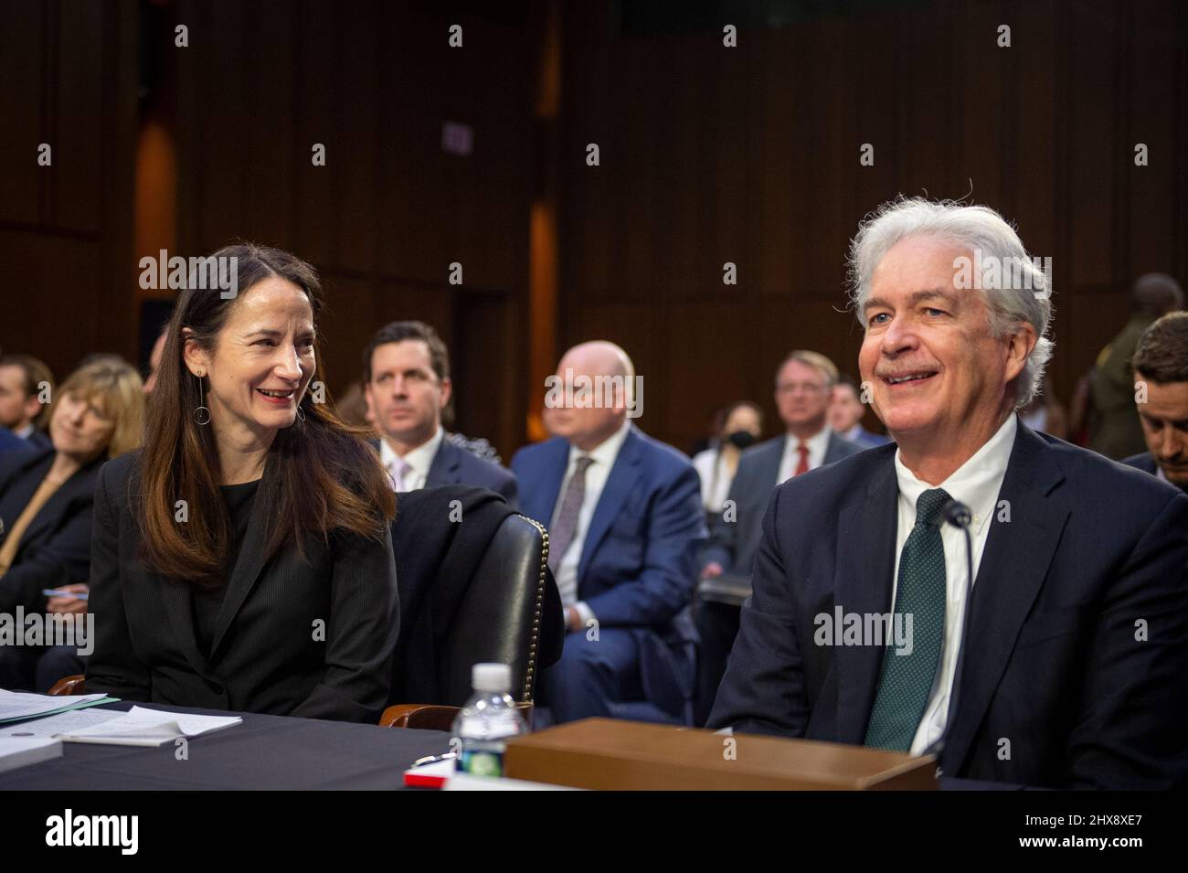 Washington DC, USA . 10th Mar 2022. Avril Haines, Direttore, Ufficio di intelligenza nazionale, a sinistra, parla con William Burns, Direttore, Central Intelligence Agency, mentre arrivano per un Comitato di selezione del Senato per l'audizione di intelligence per esaminare le minacce in tutto il mondo, nel Palazzo dell'Ufficio del Senato di Hart a Washington, DC, Giovedi, 10 marzo 2022. Credit: Rod Lammey/CNP /MediaPunch Credit: MediaPunch Inc/Alamy Live News Foto Stock