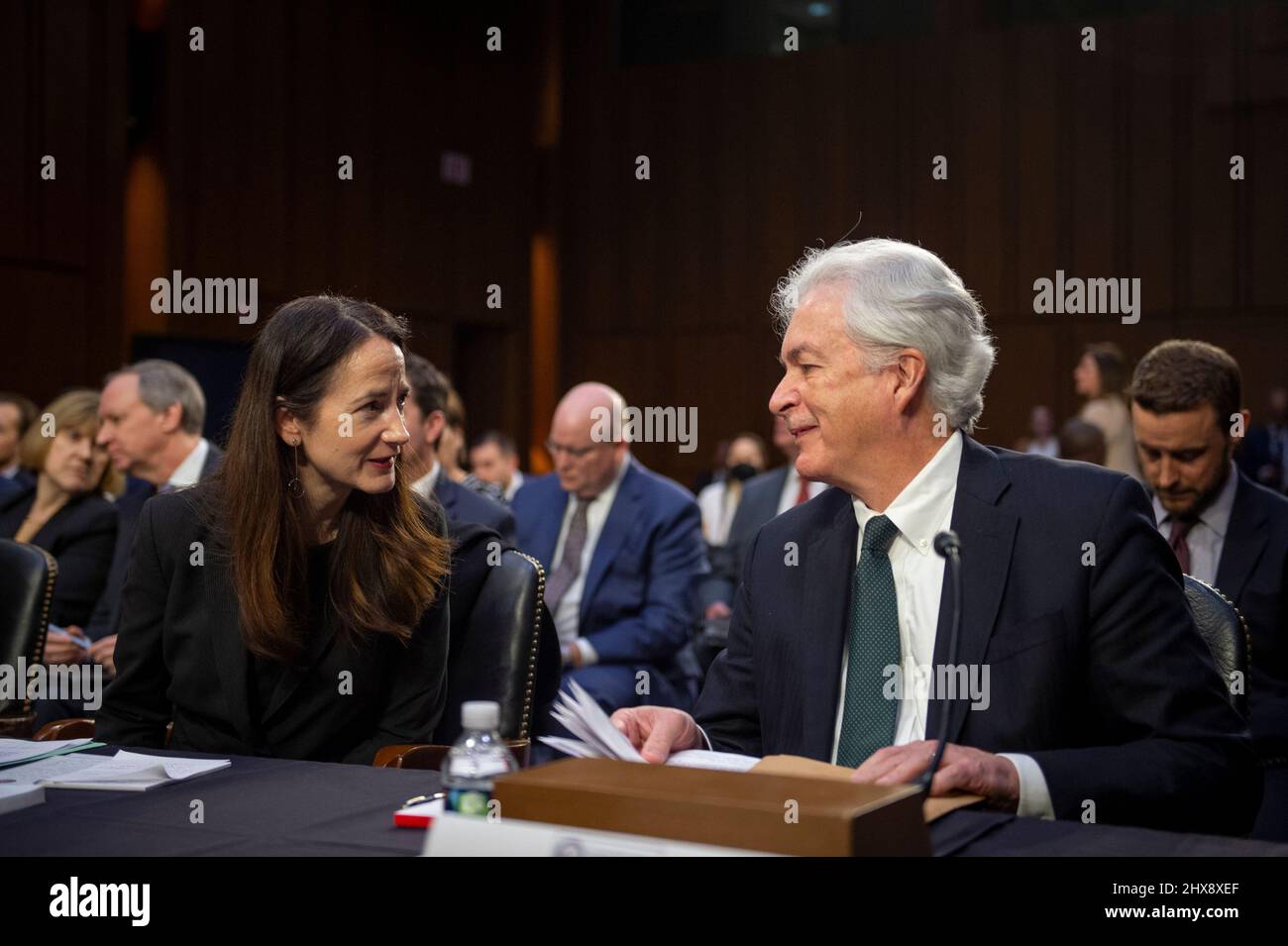 Washington DC, USA . 10th Mar 2022. Avril Haines, Direttore, Ufficio di intelligenza nazionale, a sinistra, parla con William Burns, Direttore, Central Intelligence Agency, mentre arrivano per un Comitato di selezione del Senato per l'audizione di intelligence per esaminare le minacce in tutto il mondo, nel Palazzo dell'Ufficio del Senato di Hart a Washington, DC, Giovedi, 10 marzo 2022. Credit: Rod Lammey/CNP /MediaPunch Credit: MediaPunch Inc/Alamy Live News Foto Stock