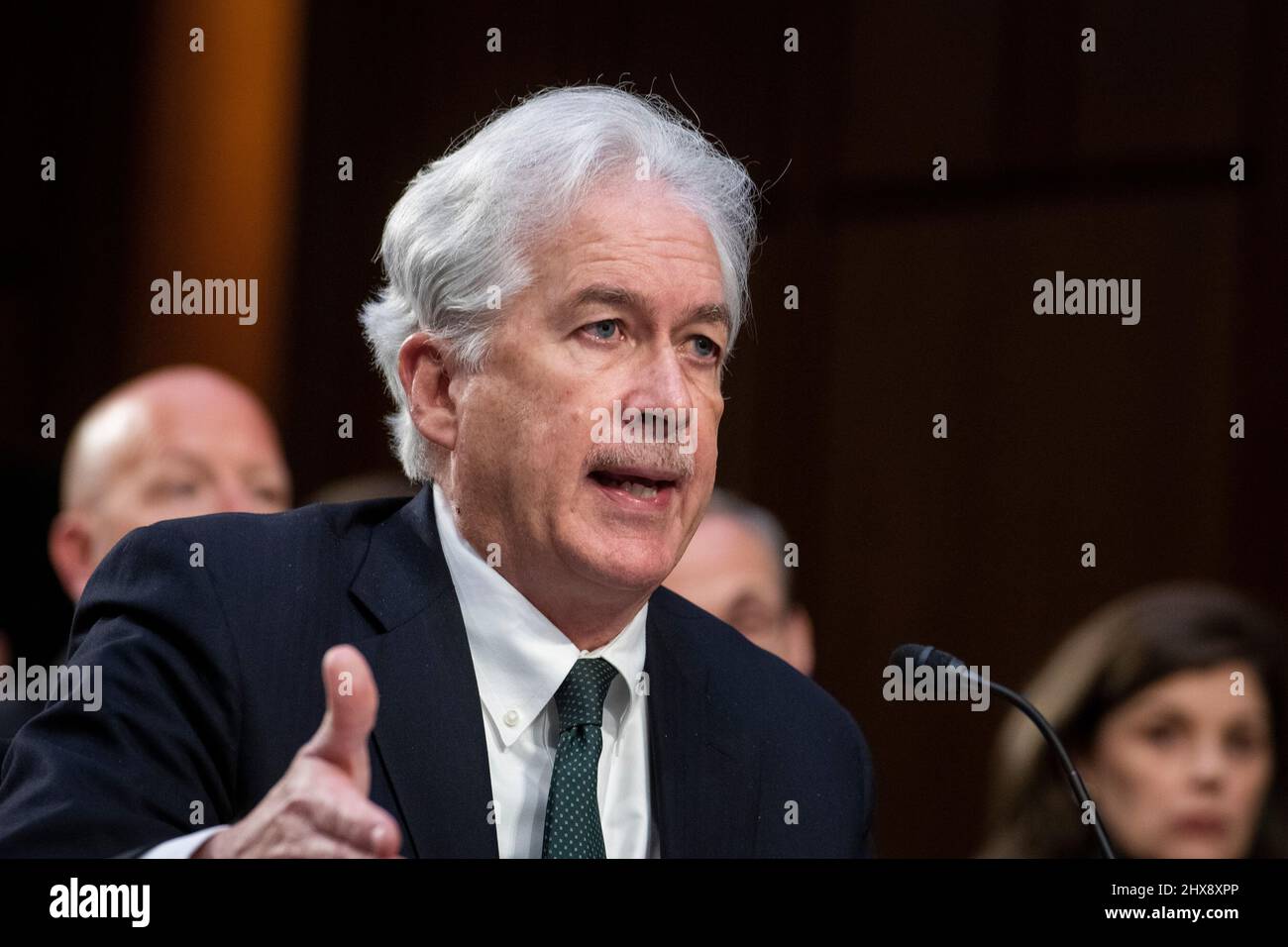 Washington DC, Stati Uniti. 10th Mar 2022. William Burns, Direttore dell'Agenzia Centrale di intelligenza risponde alle domande dei senatori durante un'audizione del Comitato di selezione del Senato sull'intelligenza per esaminare le minacce di tutto il mondo, nell'edificio dell'ufficio del Senato di Hart a Washington, DC, Giovedi, 10 marzo 2022. Credit: Rod Lammey/CNP/dpa/Alamy Live News Foto Stock