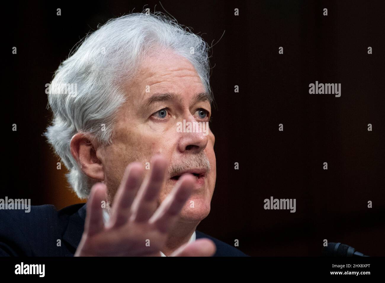 Washington DC, Stati Uniti. 10th Mar 2022. William Burns, Direttore dell'Agenzia Centrale di intelligenza risponde alle domande dei senatori durante un'audizione del Comitato di selezione del Senato sull'intelligenza per esaminare le minacce di tutto il mondo, nell'edificio dell'ufficio del Senato di Hart a Washington, DC, Giovedi, 10 marzo 2022. Credit: Rod Lammey/CNP/dpa/Alamy Live News Foto Stock