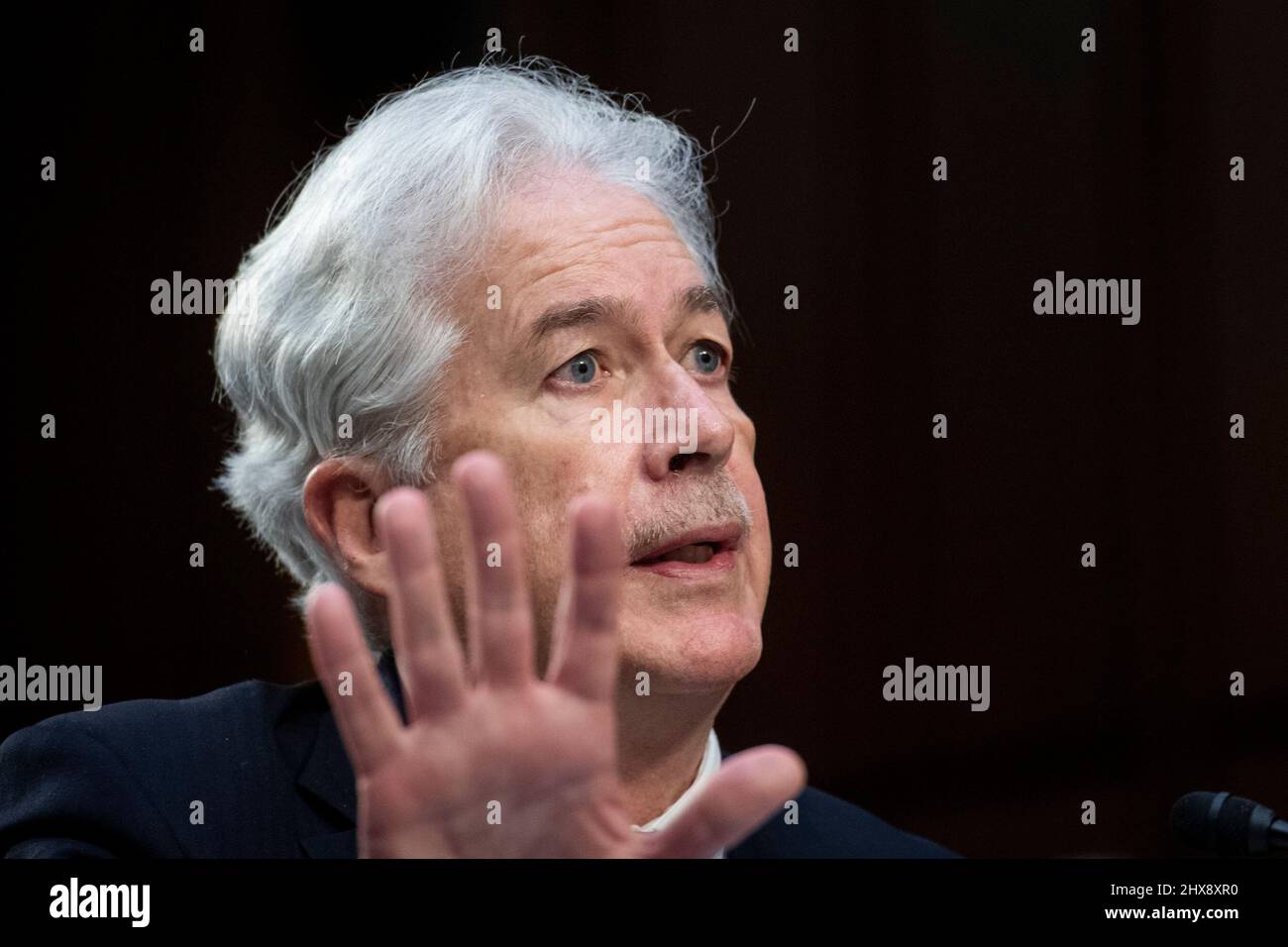 Washington DC, Stati Uniti. 10th Mar 2022. William Burns, Direttore dell'Agenzia Centrale di intelligenza risponde alle domande dei senatori durante un'audizione del Comitato di selezione del Senato sull'intelligenza per esaminare le minacce di tutto il mondo, nell'edificio dell'ufficio del Senato di Hart a Washington, DC, Giovedi, 10 marzo 2022. Credit: Rod Lammey/CNP/dpa/Alamy Live News Foto Stock