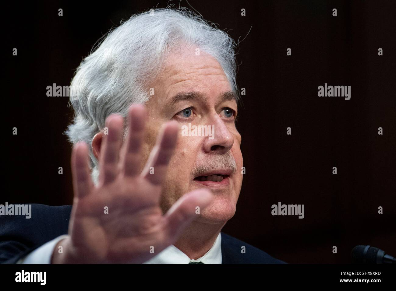 Washington DC, Stati Uniti. 10th Mar 2022. William Burns, Direttore dell'Agenzia Centrale di intelligenza risponde alle domande dei senatori durante un'audizione del Comitato di selezione del Senato sull'intelligenza per esaminare le minacce di tutto il mondo, nell'edificio dell'ufficio del Senato di Hart a Washington, DC, Giovedi, 10 marzo 2022. Credit: Rod Lammey/CNP/dpa/Alamy Live News Foto Stock