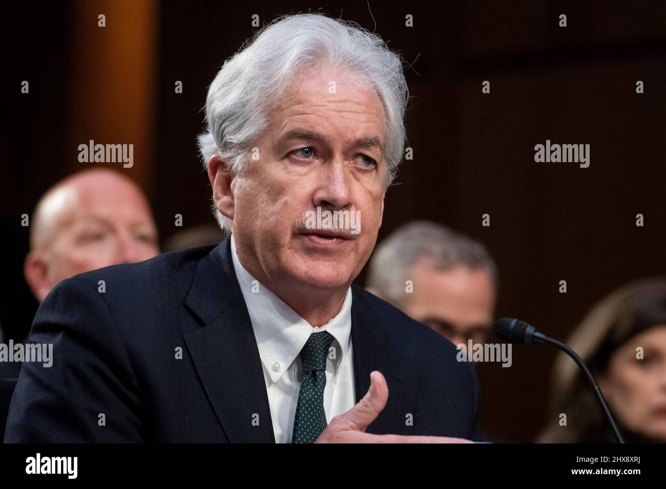 Washington DC, Stati Uniti. 10th Mar 2022. William Burns, Direttore dell'Agenzia Centrale di intelligenza risponde alle domande dei senatori durante un'audizione del Comitato di selezione del Senato sull'intelligenza per esaminare le minacce di tutto il mondo, nell'edificio dell'ufficio del Senato di Hart a Washington, DC, Giovedi, 10 marzo 2022. Credit: Rod Lammey/CNP/dpa/Alamy Live News Foto Stock