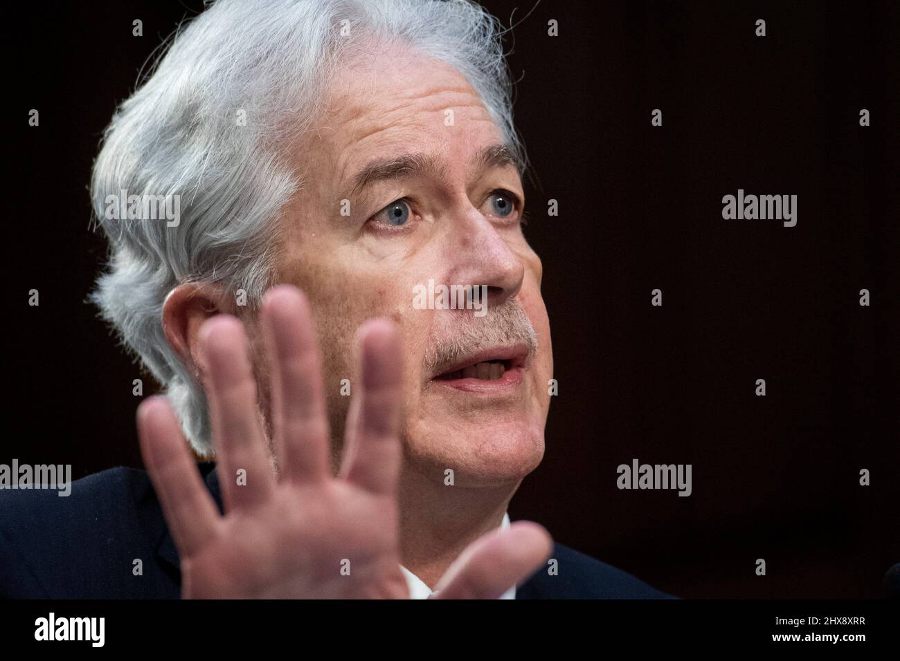 Washington DC, Stati Uniti. 10th Mar 2022. William Burns, Direttore dell'Agenzia Centrale di intelligenza risponde alle domande dei senatori durante un'audizione del Comitato di selezione del Senato sull'intelligenza per esaminare le minacce di tutto il mondo, nell'edificio dell'ufficio del Senato di Hart a Washington, DC, Giovedi, 10 marzo 2022. Credit: Rod Lammey/CNP/dpa/Alamy Live News Foto Stock