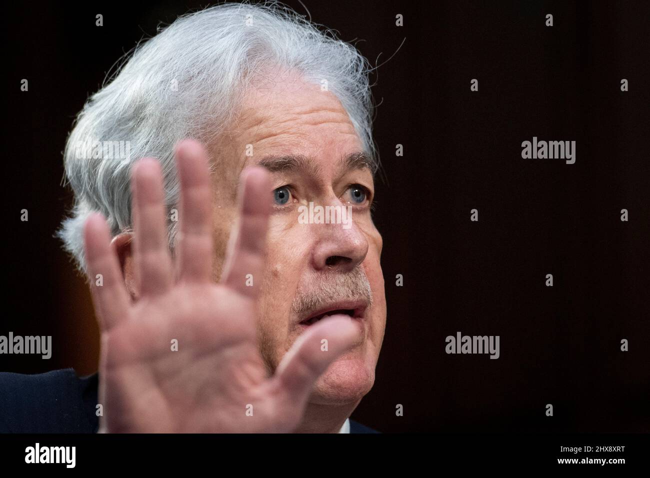Washington DC, Stati Uniti. 10th Mar 2022. William Burns, Direttore dell'Agenzia Centrale di intelligenza risponde alle domande dei senatori durante un'audizione del Comitato di selezione del Senato sull'intelligenza per esaminare le minacce di tutto il mondo, nell'edificio dell'ufficio del Senato di Hart a Washington, DC, Giovedi, 10 marzo 2022. Credit: Rod Lammey/CNP/dpa/Alamy Live News Foto Stock
